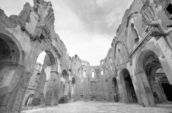 Ruiny starého kostela zničeno během španělské občanské války, v černé a bílé, v blízkosti belchite, Zaragoza, Španělsko. — Stock fotografie