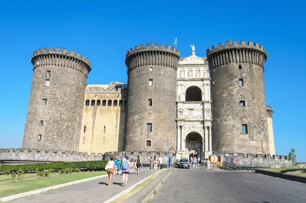 Turismo en Castillo Nouvo en Nápoles en 16, Agosto 2013.Es un castillo medieval en la ciudad de Nápoles Es el símbolo principal de la ciudad —  Fotos de Stock