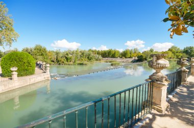 aranjuez Kraliyet Sarayı bahçesinde güzel göl.