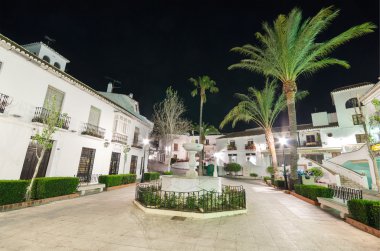 Mijas Köyü, 30 Nisan 2014 gecesi. Mijas İspanya 'nın Endülüs eyaletinin Malaga eyaletinin Costa del Sol şehrinde ünlü bir turistik kasabadır..