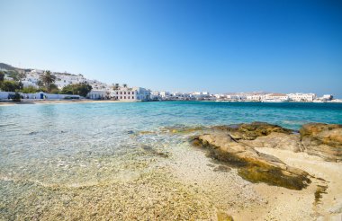 Sunny beach ünlü Mikonos Adası, Yunanistan.