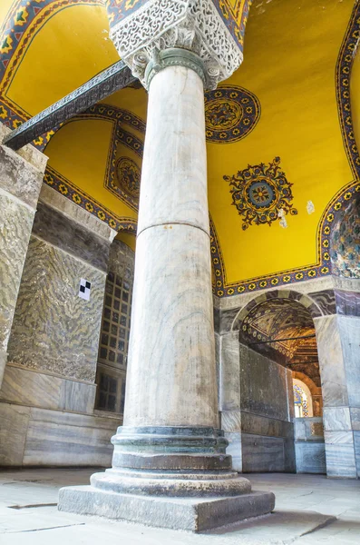 Interior de Hagia Sofia em Agoust 20, 2013 em Istambul, Turquia. Santa Sofia é uma antiga basílica patriarcal ortodoxa grega, mais tarde uma mesquita imperial, e agora um museu em Istambul, Turquia — Fotografia de Stock