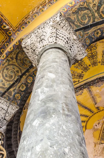 Interior de Hagia Sofia em Agoust 20, 2013 em Istambul, Turquia. Santa Sofia é uma antiga basílica patriarcal ortodoxa grega, mais tarde uma mesquita imperial, e agora um museu em Istambul, Turquia — Fotografia de Stock