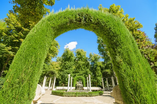 Arco en los jardines del palacio real de Aranjuez, España . — Foto de Stock