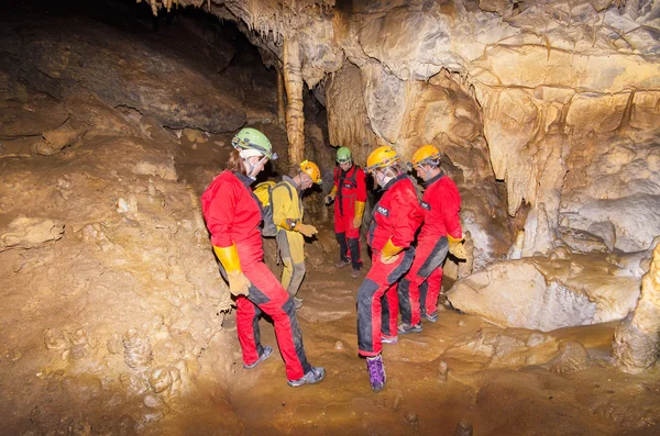 A group of tourist in the cave "La Vallina"  on September 4, 2013 in Llanes, Asturias, Spain. "La Vallina" is a cave with 1600 meters long, with some rare formations, located in the north of Spain. — Stock Photo, Image