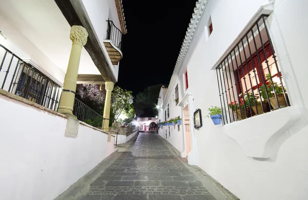 Strada tipică pe timp de noapte în celebrul sat alb Mijas, Malaga, Spania . — Fotografie, imagine de stoc