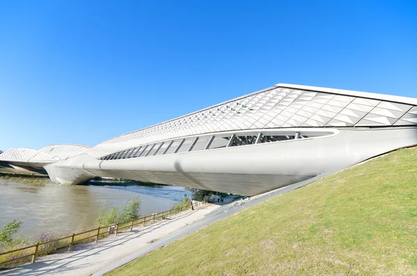 Ponte Pavilhão em Zaragoza em 16 de maio de 2013. Trata-se de uma inovadora ponte coberta de 280 metros de comprimento, construída em 2008 para a EXPO internacional — Fotografia de Stock