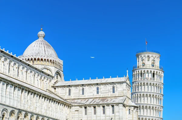 Vista de la Torre de Pisa desde la plaza milagro. Pisa, Italia . —  Fotos de Stock