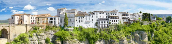 Vue panoramique sur les maisons de Ronda, au sommet de la falaise, Ronda Malaga, Andalousie, Espagne . — Photo