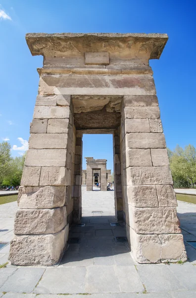 Debod Temple em Madrid. Antigo templo egípcio em Madrid. Famoso marco turístico — Fotografia de Stock