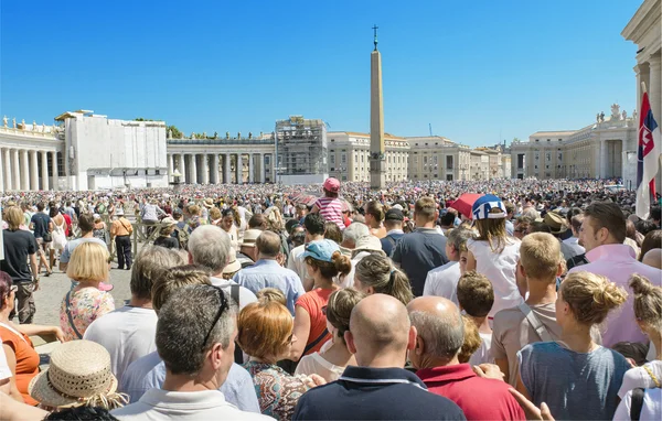 Praça de São Pedro cheia de pessoas e turistas esperando o papa Francisco. sobre Agoust 19, 2013 na Cidade do Vaticano, Vaticano . — Fotografia de Stock