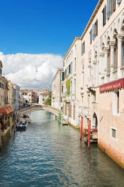 Güneşli bir günde, restoranlar, turistler, oteller ve küçük bir köprü üzerinde canal de dahil olmak üzere, tipik Venedik kanalına. — Stok fotoğraf