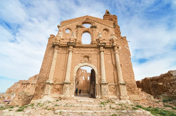 Ruïnes van een oude kerk vernietigd tijdens de Spaanse burgeroorlog in belchite, Zaragoza, Spanje. — Stockfoto