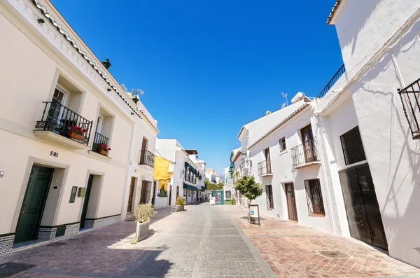 Strada tipică cu case albe în satul turistic Nerja, Malaga, Spania . — Fotografie, imagine de stoc