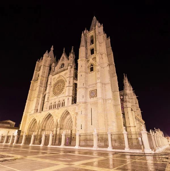 Leon katedralen på natten, leon, Spanien. — Stockfoto