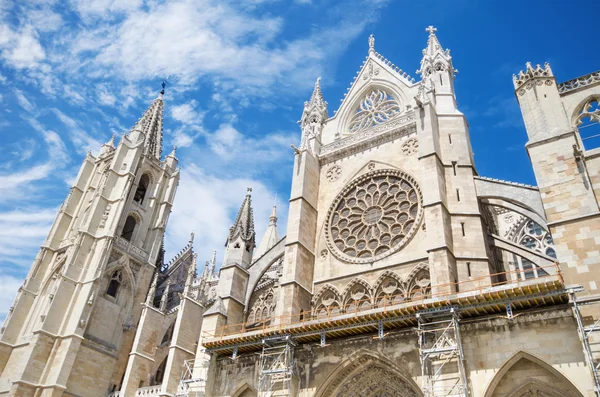 Detalj av fasaden av leon katedralen, castilla y leon, Spanien. — Stockfoto