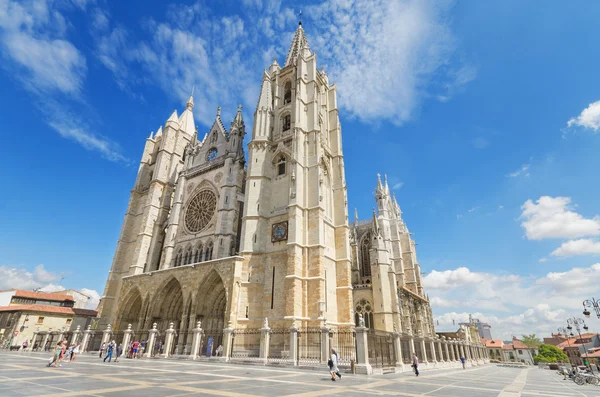 Tourist visiting famous landmark Leon Cathedral, Castilla y Leon, Spain on August 22, 2014.Leon Cathedral is a masterpiece of Gothic style. — Stock Photo, Image
