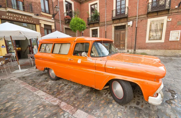 LEON, ESPAGNE - 22 AOÛT : Camion Chevrolet Apache 1960 orange exposé à l'extérieur d'un restaurant à Leon, Espagne le 22 août 2014 . — Photo