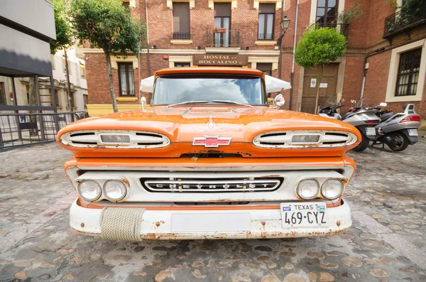 LEON, ESPAGNE - 22 AOÛT : Camion Chevrolet Apache 1960 orange exposé à l'extérieur d'un restaurant à Leon, Espagne le 22 août 2014 . — Photo