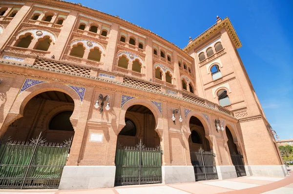 MADRID - 13 DE ABRIL: Famosa plaza de toros de Madrid. Plaza de toros de las Ventas, 13 de abril de 2013 en Madrid, España — Foto de Stock