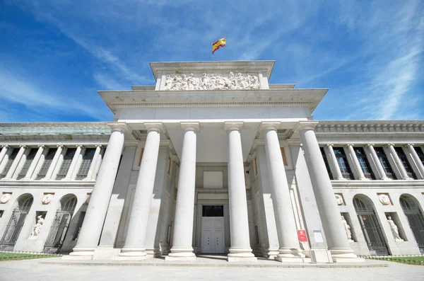 Detalhe da fachada do famoso Museu do Prado em Madrid, Espanha . — Fotografia de Stock
