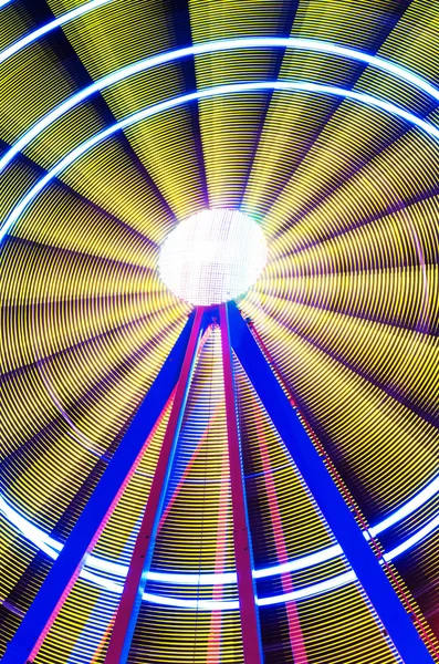 Beautiful Long exposure picture of a ferris wheel rotating, vivid colors. — Stock Photo, Image