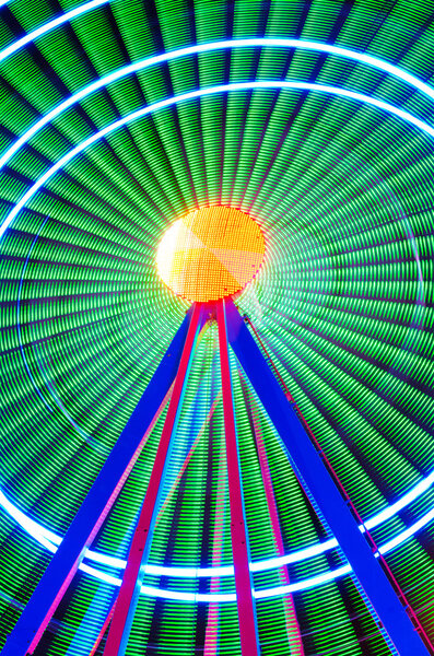 Красивая фотография экспозиции крутящегося колеса обозрения, яркие цвета
.