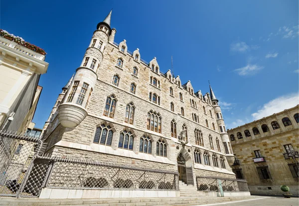 Botines Palace in leon, spanien. wurde von dem weltberühmten Architekten Antoni Gaudi im 19. Jahrhundert erbaut. — Stockfoto