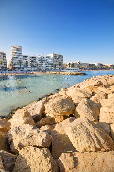 Malecom e praia em Torrevieja, Alicante, Espanha . — Fotografia de Stock