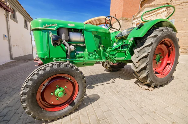 CAMENO, SPAIN - AUGUST 24:  Deutz D30 Luftgekhlt at annual Vintage tractor exhibition in Cameno, Burgos, Spain on August 24, 2014. — Stock Photo, Image