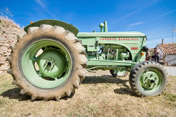 CAMENO, ESPANHA - 24 DE AGOSTO: Hanomag Barreiros R500 na exposição anual de tractores Vintage em Cameno, Burgos, Espanha, a 24 de Agosto de 2014 . — Fotografia de Stock