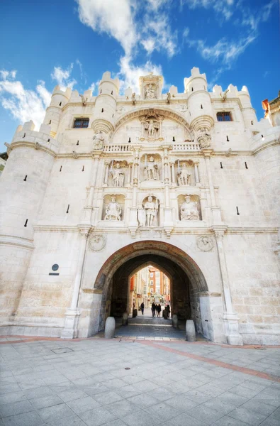 Vacker utsikt över berömda antika bågen för st mary i Burgos, Spain — Stockfoto