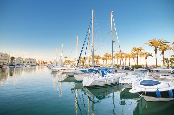 Bazı doğal görünümü Yatlar Marina port alacakaranlıkta, Benalmadena, Malaga, İspanya.