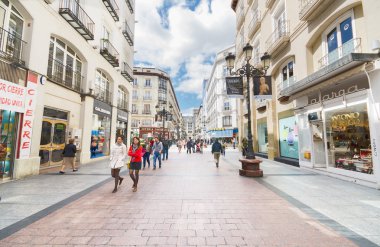 Zaragoza, İspanya - 20 Mayıs: ünlü bir reklamda yürüyen insanlar 