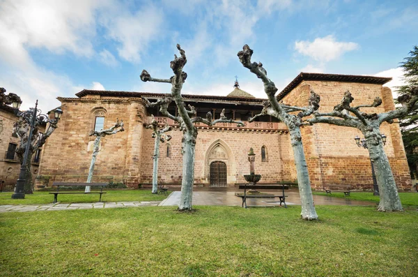 La Rioja, Spain, fırtınalı bir günde Ezcaray Kilisesi'nin doğal görünümü. — Stok fotoğraf