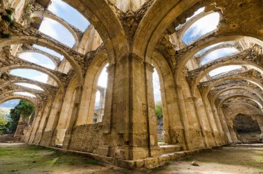 Terk edilmiş bir manastır harabe cloister doğal görünümünü. HDR resim.