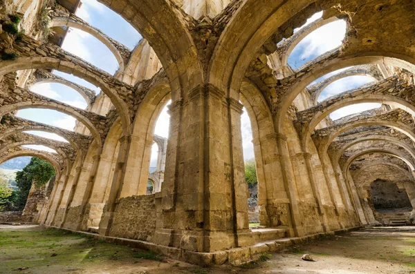 Vista panorámica del claustro en ruinas de un monasterio abandonado. Imagen HDR . —  Fotos de Stock
