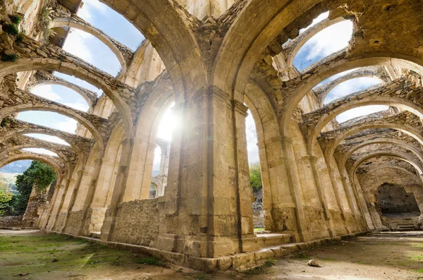 Vacker utsikt över förstörda cloisteren av ett övergivet kloster. HDR bild med ray av ljuseffekt. — Stockfoto