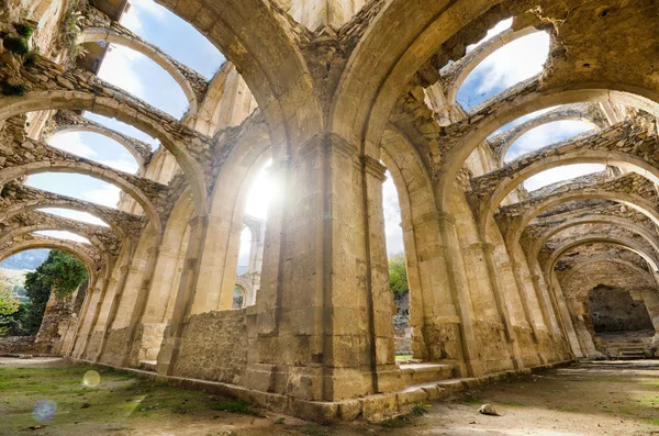 放棄された修道院の廃墟の回廊の風光明媚なビュー。光とレンズの光線で Hdr 画像レンズフレア効果. — ストック写真