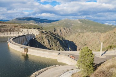 Doğal görünümünü bir baraj Atazar bataklıkta, Madrid, İspanya.