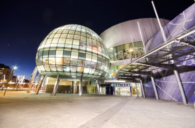 Vitoria, İspanya gece bulvar alışveriş merkezi ve cephe manzaralı görünüm.