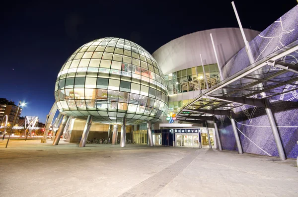 Rozhledny fasáda Boulevard shopping center v noci v Vitoria, Španělsko. — Stock fotografie