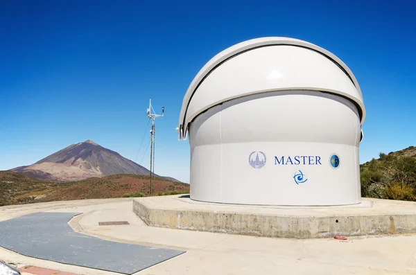 TENERIFE, SPAIN - JULY 7: Master Robotic telescope and Teide peak at the background on July 7, 2015 in Teide astronomical Observatory, Tenerife, Canary Island, Spain. — Zdjęcie stockowe