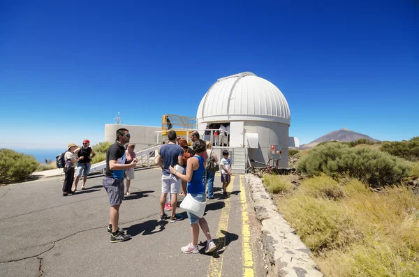 TENERIFE, ESPANHA - 7 DE JULHO: Telescópios turísticos em visita ao observatório astronômico de Teide em 7 de julho de 2015 em Tenerife, Ilha Canária, Espanha . — Fotografia de Stock