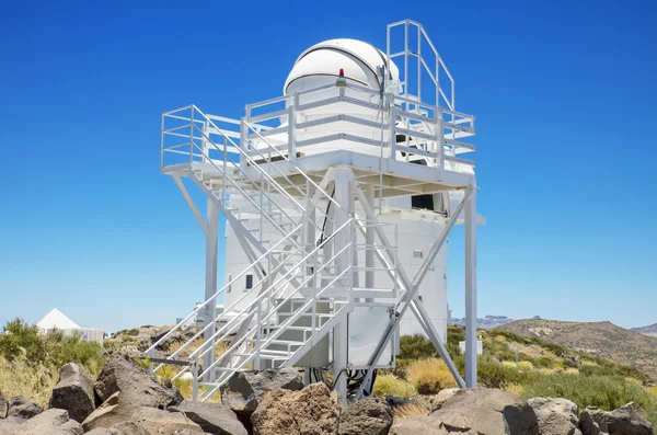 Teneriffa, spanien - 7. juli: kuppel und roboterteleskop am 7. juli 2015 in teide astronomisches observatorium, teneriffa, kanarische insel, spanien. — Stockfoto