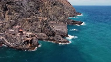 Vallehermoso, La Gomera, Kanarya Adaları 'ndaki terk edilmiş Castillo del Mar' ın dramatik bir kıyı manzarası. Atlantik Okyanusu 'nun üzerindeki kayalık bir uçurumun üzerine inşa edilmiş tarihi taş yapı..