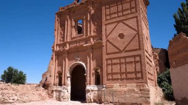 Belchite, İspanya 'daki San Agustin Manastırı' nın kalıntıları. Yıkılmış yapı, İspanyol İç Savaşı 'nın sessiz bir tanığı olarak ayakta duruyor, yıpranmış taş duvarları ve doğal ışık altında rahatsız edici güzelliği gösteriyor. Yüksek kalite 4k görüntü