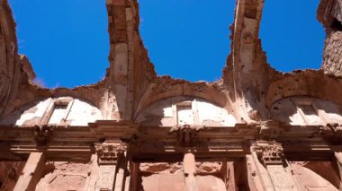 Belchite, İspanya 'daki San Agustin Manastırı' nın kemerli iskeletlerinin detaylı görüntüsü. Aşınmış taş yapılar İspanyol İç Savaşı 'nın izlerini ortaya çıkarıyor, dokuyu, tarihi ve sessiz güzelliği yakalıyor. Yüksek kalite 4k görüntü