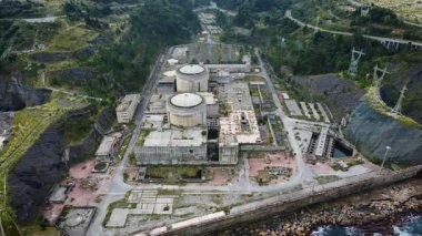 Terk edilmiş Lemoiz nükleer santralinin hava aracı görüntüsü İspanya 'nın Bask Bölgesi kıyısındaki harabeleri gösteriyor. İkiz reaktör kubbelerine sahip bitmemiş sanayi kompleksi uçurumlarla deniz arasında duruyor. Tarihi, çürümeyi ve enerji mirasını simgeliyor.. 