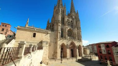 Burgos Katedrali 'nin açık mavi gökyüzü altındaki panoramik videosu Gotik cephesini, kulelerini, taş detaylarını ve tarihi binaları gün ışığında çevreleyen görüntülerini gözler önüne seriyor. Yüksek kalite 4k görüntü
